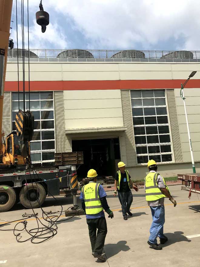 董家口港雙星工廠內(nèi)海爾大型機組設備搬運，就位現(xiàn)場