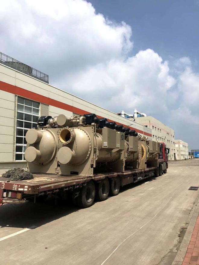 董家口港雙星工廠內(nèi)海爾大型機組設備搬運，就位現(xiàn)場