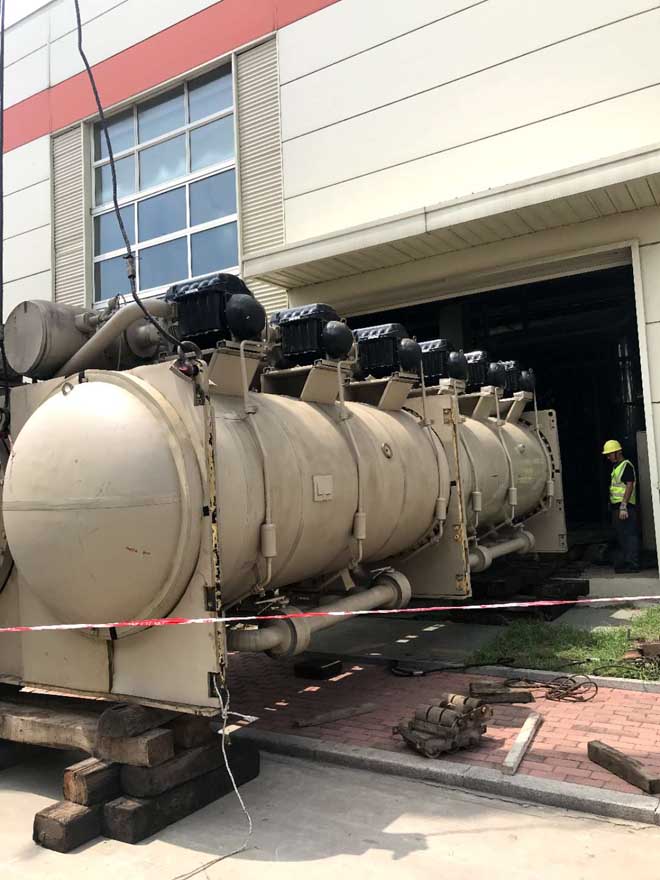 董家口港雙星工廠內(nèi)海爾大型機組設備搬運，就位現(xiàn)場